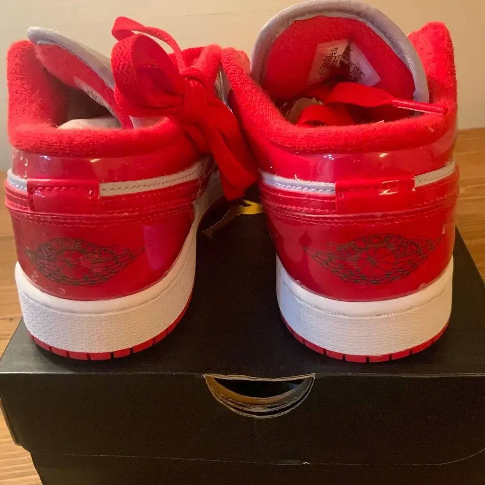 Nike Air Jordan 1‎ low SE Football Grey/University Red Youth shoes NIB Size 4